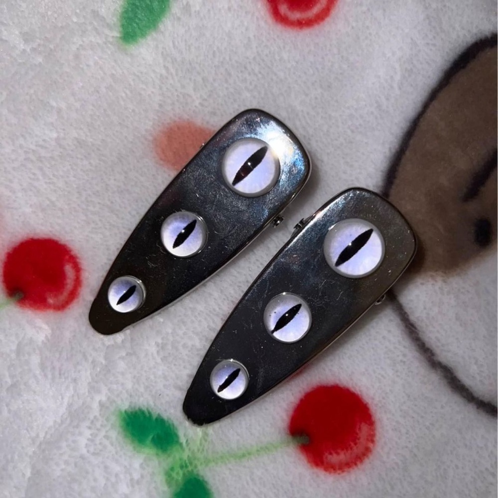 goth/emo cat eye hairclips